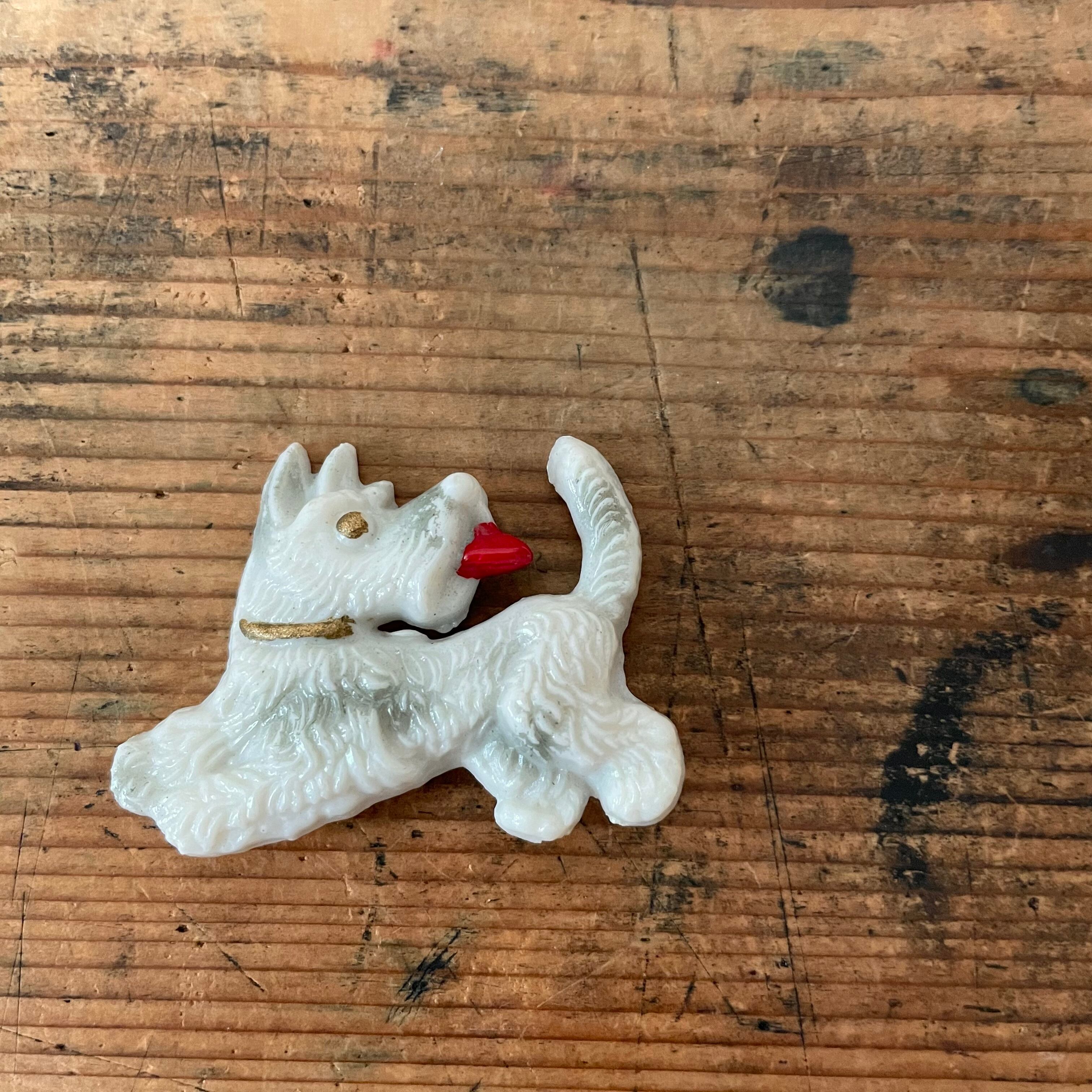 舌がペロリなブローチ