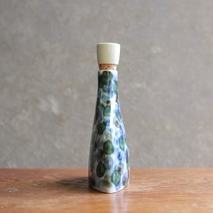 手描きの模様が美しい、陶器のボトル 2