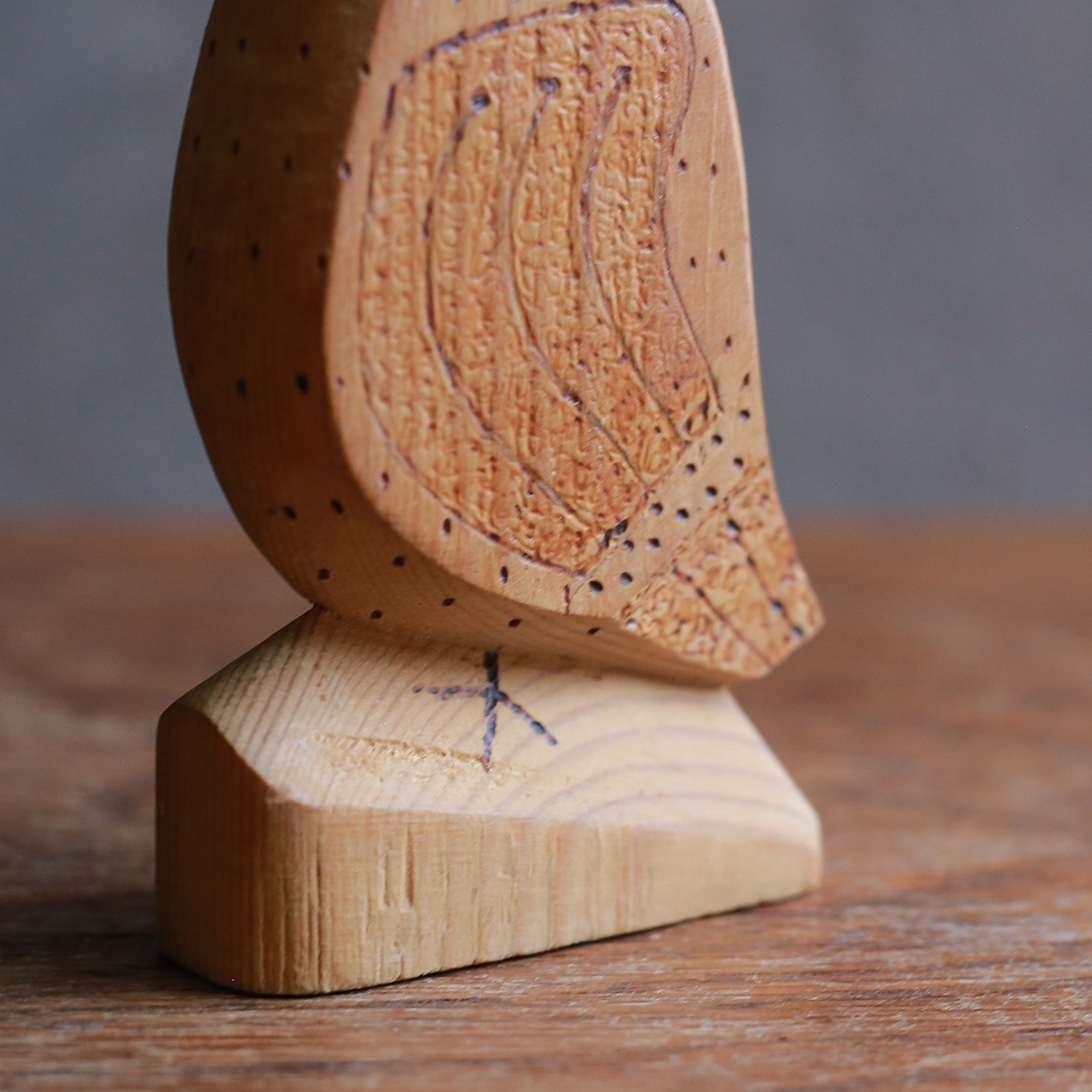 パチっとこちらを見つめる、スウェーデンのフクロウ 1