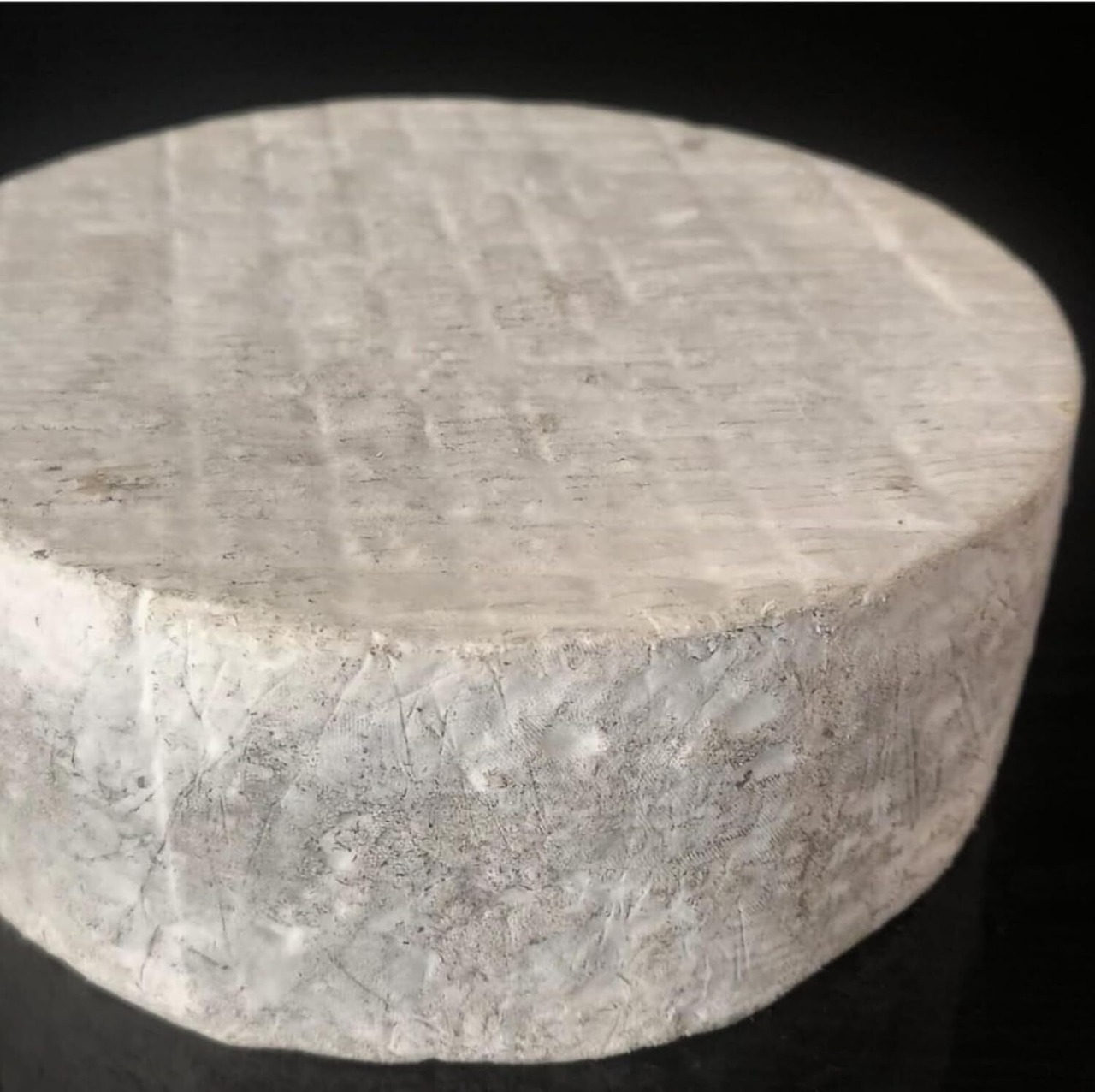 フランス産 グラスフェッド トム・ド・ラカイユ 1kg｜フレッシュカット 濃厚ブルーチーズ｜業務用・大容量 Tome de Laqueuille 1kg – Grassfed French Artisan Blue Cheese | Whole & Bulk