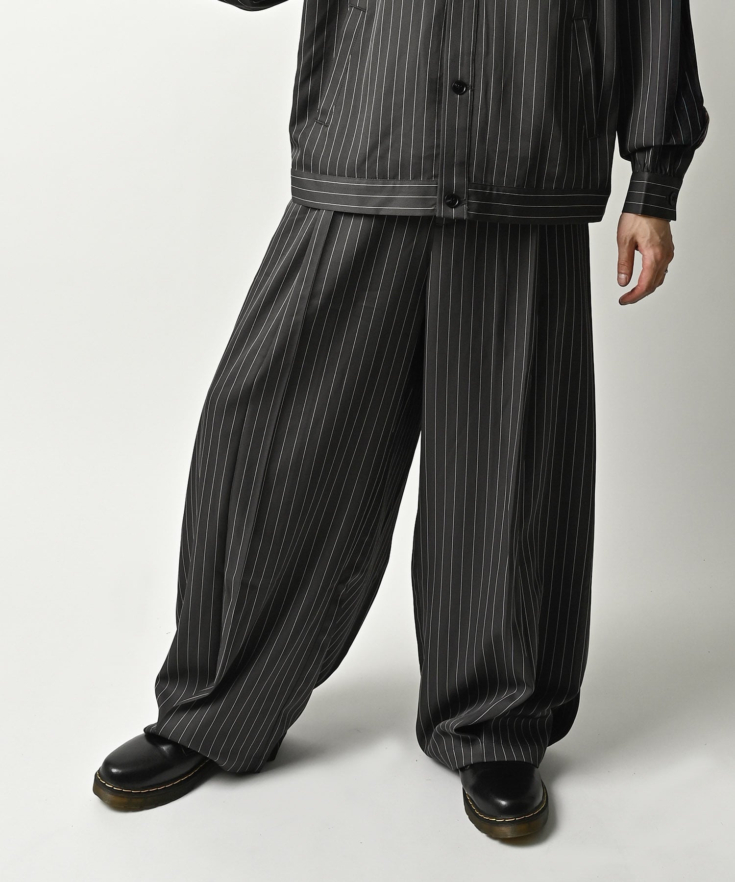 ATELANE Pinstripe Tuck Easy Pants (GRY) 26A-18050