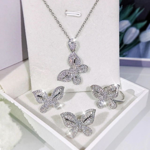 三点セット　バタフライ　ピアス、ネックレス、リング