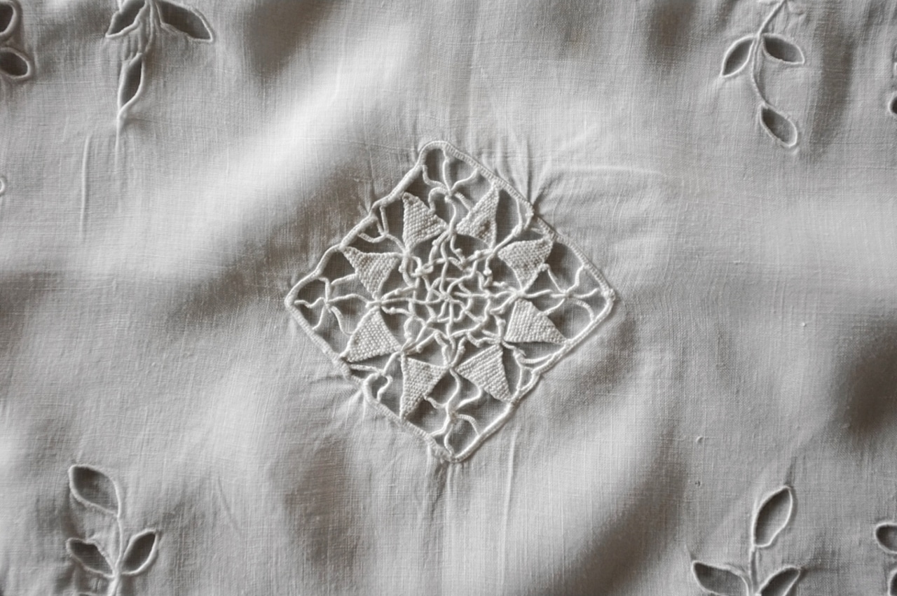 フランス 麻ローン 白星と白花の小宇宙とクッションカバー アンティーク