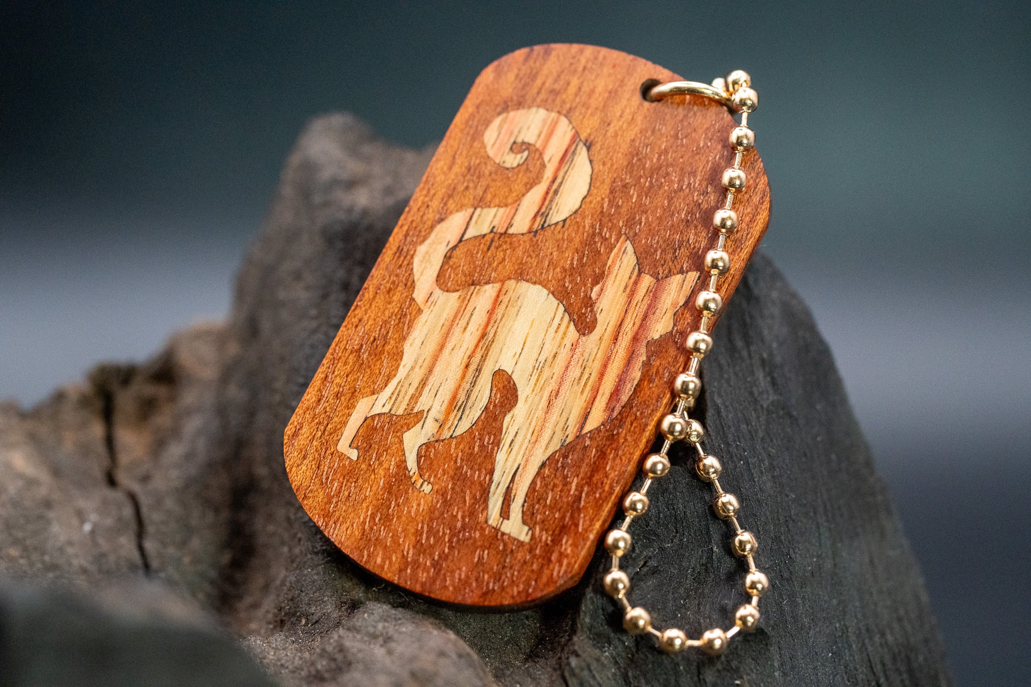 【ブラッドウッド】サティーネ ドッグタグ象嵌 探る視線