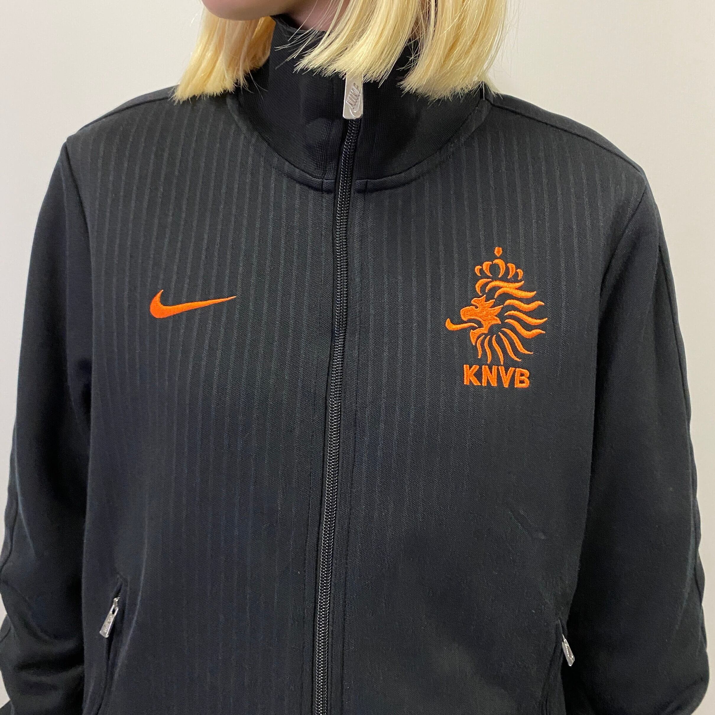 NIKE ナイキ KNVB オランダサッカー協会 ロゴ刺繍 ストライプ バックプリント トラックジャケット メンズS 古着 ジャージ ブラック 黒  【ジャージ・トラックジャケット】【HA10】 | cave 古着屋【公式】古着通販サイト