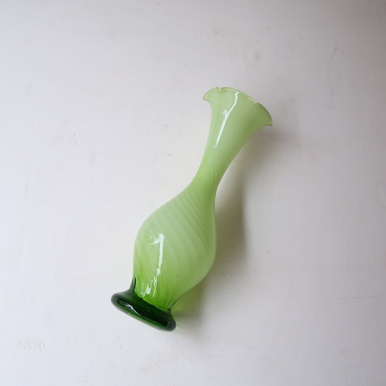 若草色のひらひら花瓶