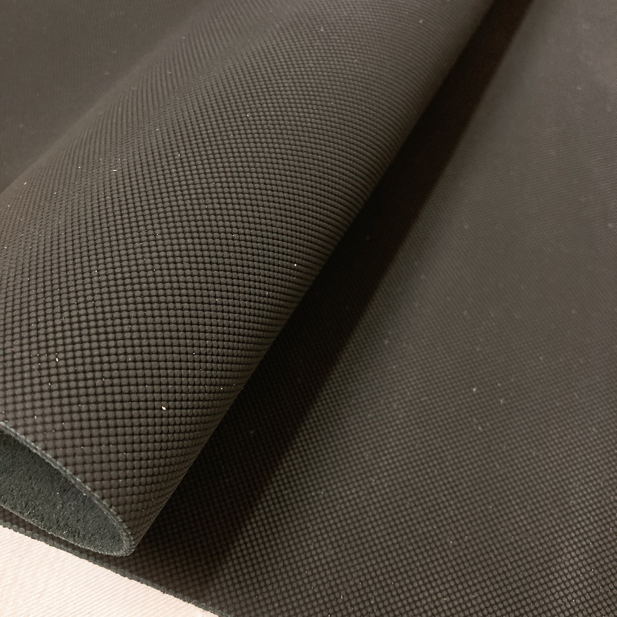 牛革 型押し【くろ】約1.8mm厚 [穴有り] E6D-010 | and leather