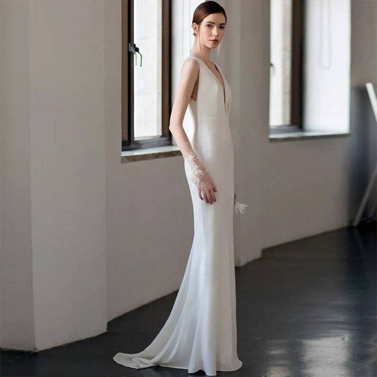 パーティードレス オフホワイト 長袖 くるみボタン スレンダーライン  