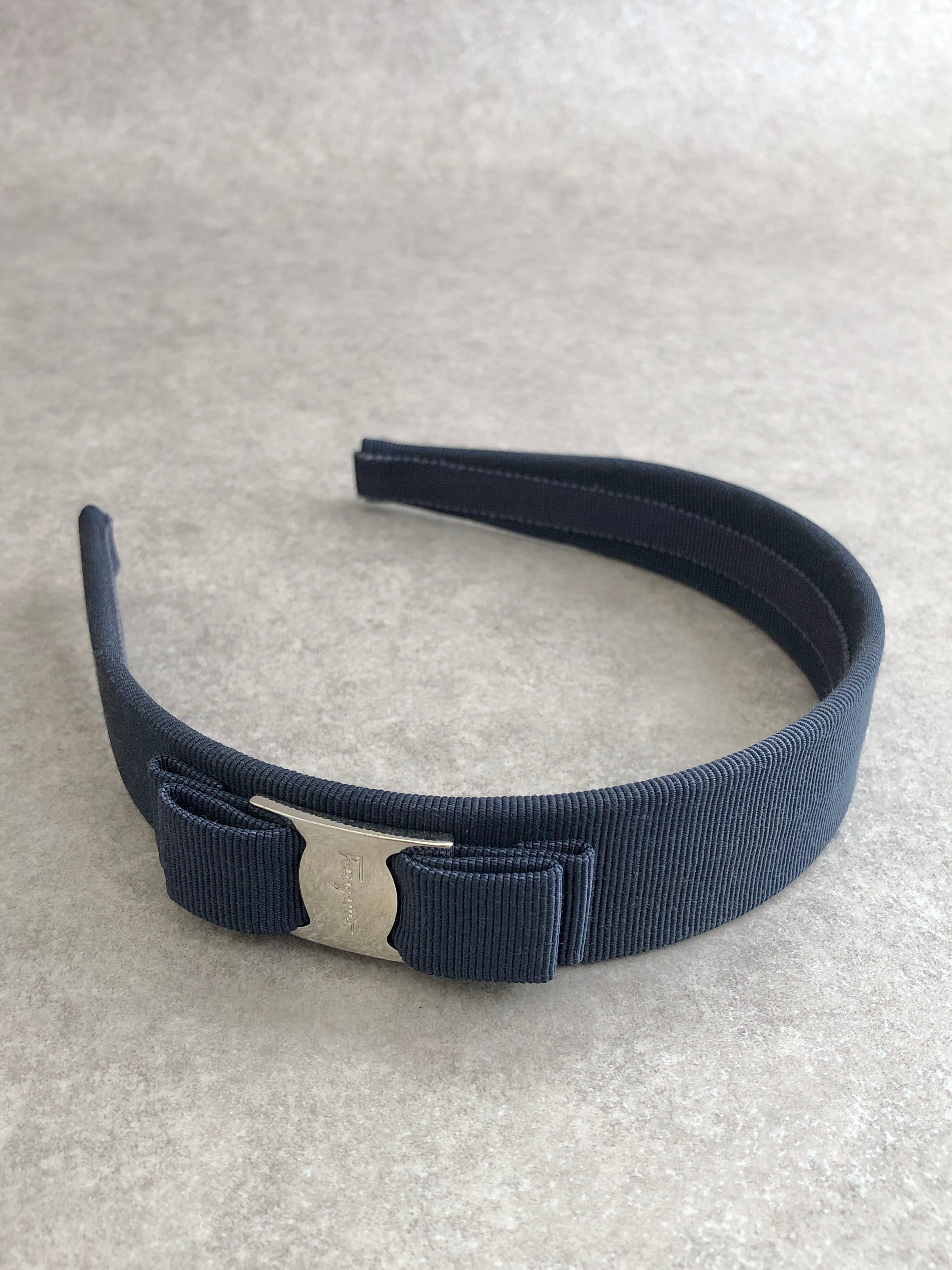 【美品】Salvatore Ferragamo ネイビーリボンカチューシャ Salvatore Ferragamo サルヴァトーレ フェラガモ リボンモチーフ