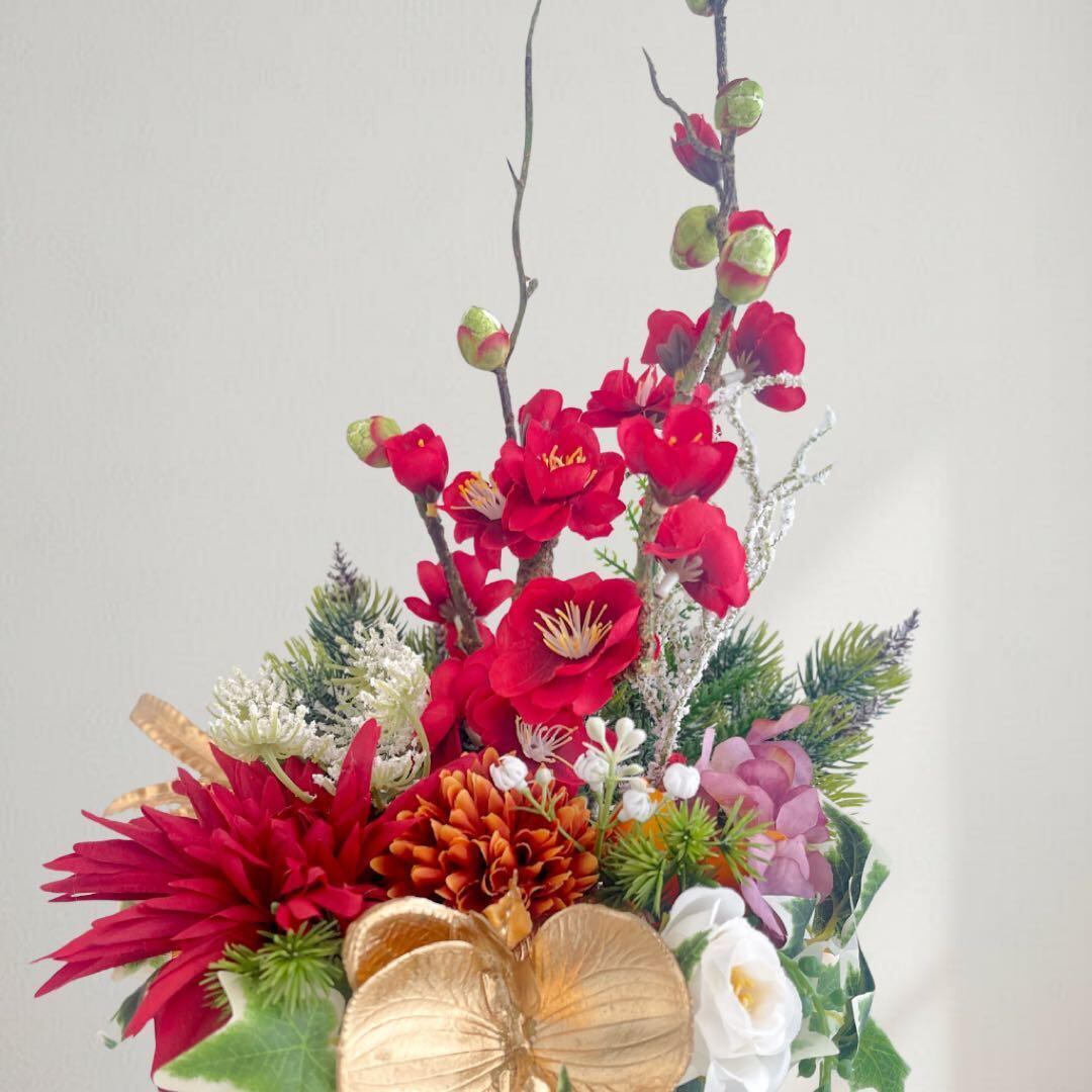 ゴールドベースの迎春アレンジメント｜胡蝶蘭とダリアの正月フラワー