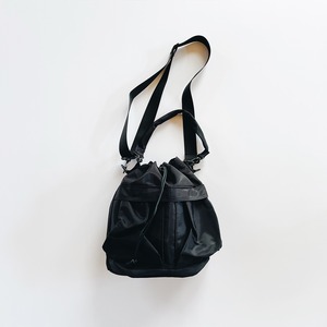 Out pocket drawstring bag (black)