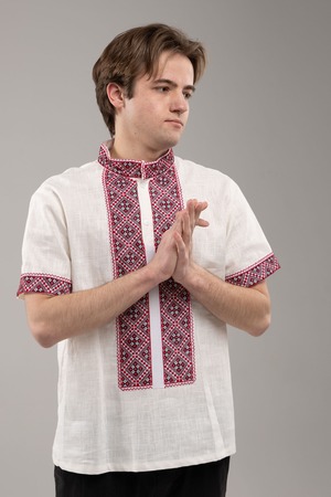 【男女兼用モデル】ウクライナ手刺繍ヴィシヴァンカ　半袖　フリーサイズ
