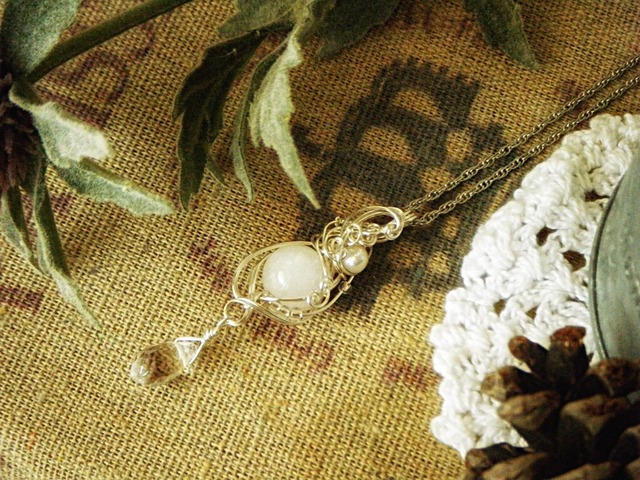 優しいミルキークォーツのワイヤーペンダント