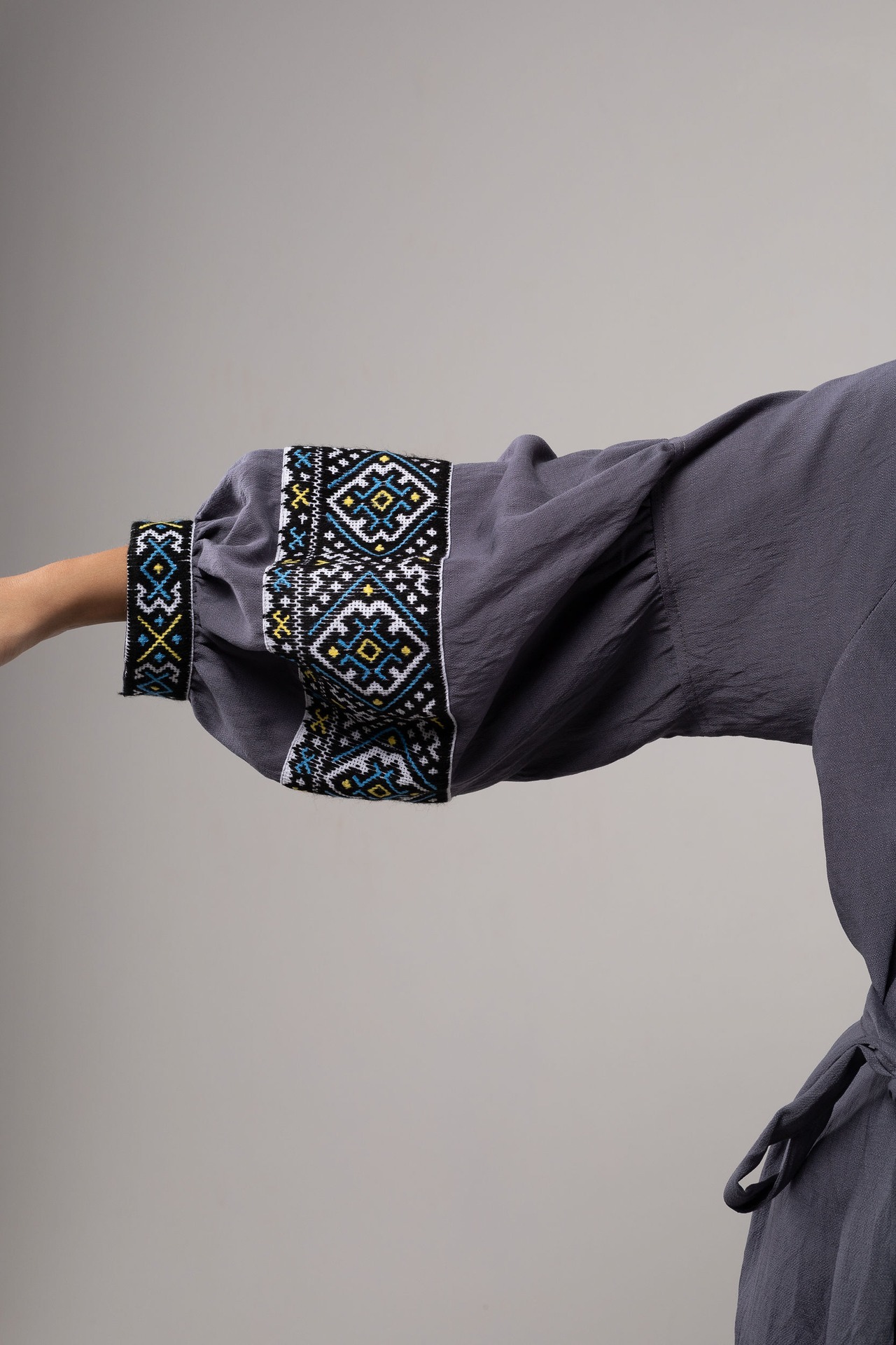 ウクライナ刺繍ヴィシヴァンカ グラージュ・ニジンカ（平行縫い）　手刺繍　ワンピース　麻　レディース・フリーサイズ - 14