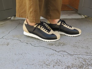 【classic collar】クラシックなデザインと本革の上質感！EMAのスニーカー/BLK×BEG