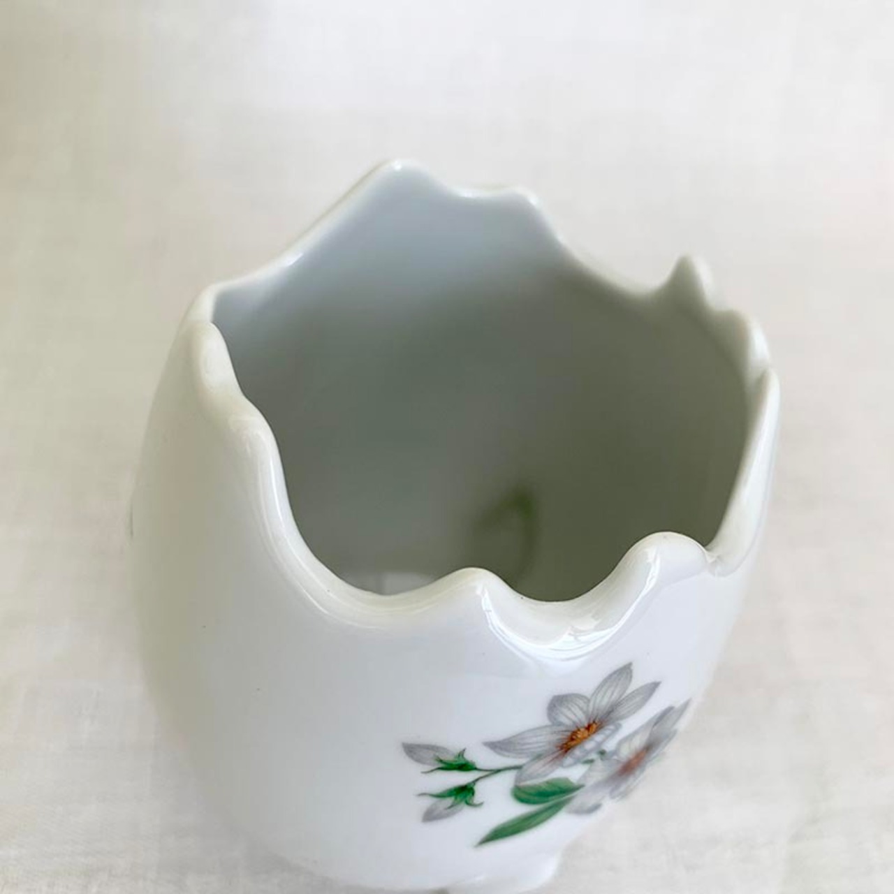 卵型ガラ入れ　卓上小物入れ　卵の殻　花器　オブジェ　イースター飾りに！　 12TWco8