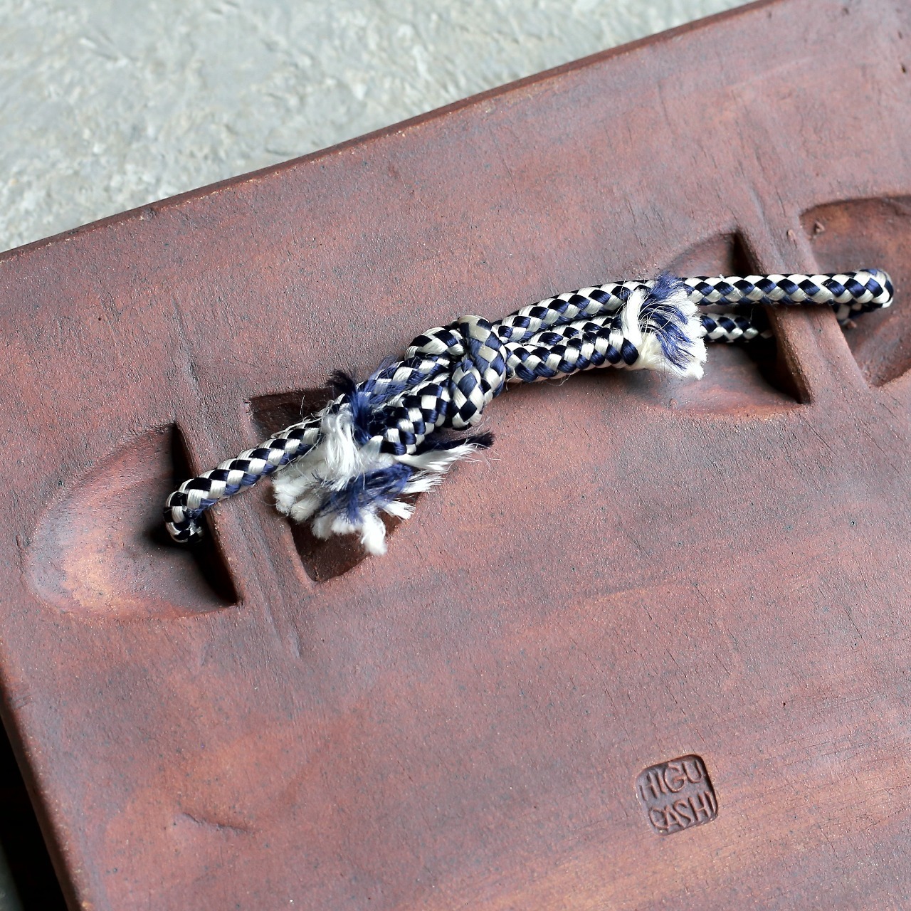 鮮やかなブルーが目を引く、可愛い小鳥の陶板｜鳥モチーフ 陶板 壁掛け ウォールデコ 陶器オブジェ