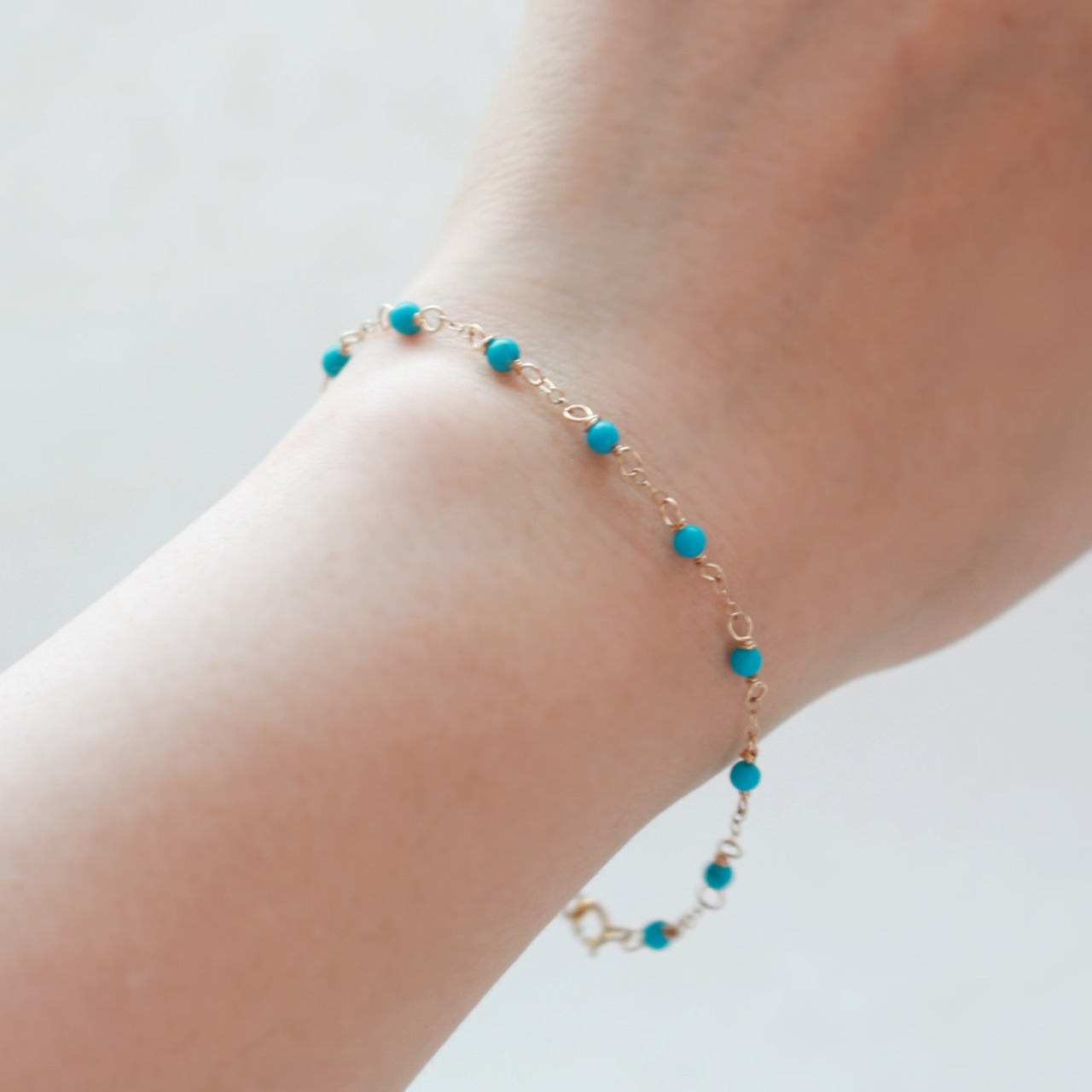 小粒のターコイズが可愛い！ターコイズ眼鏡留めブレスレット br1025