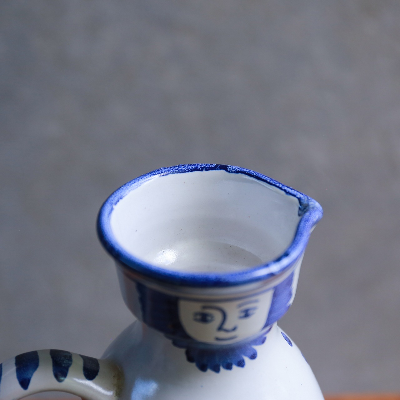 優しく微笑む、スペインのフラワーベース