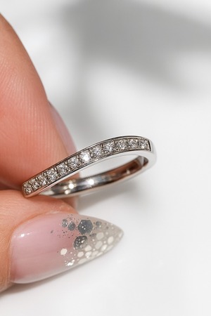 Pt950天然ダイヤモンド「ゆるやかラインのハーフエタニティリング」