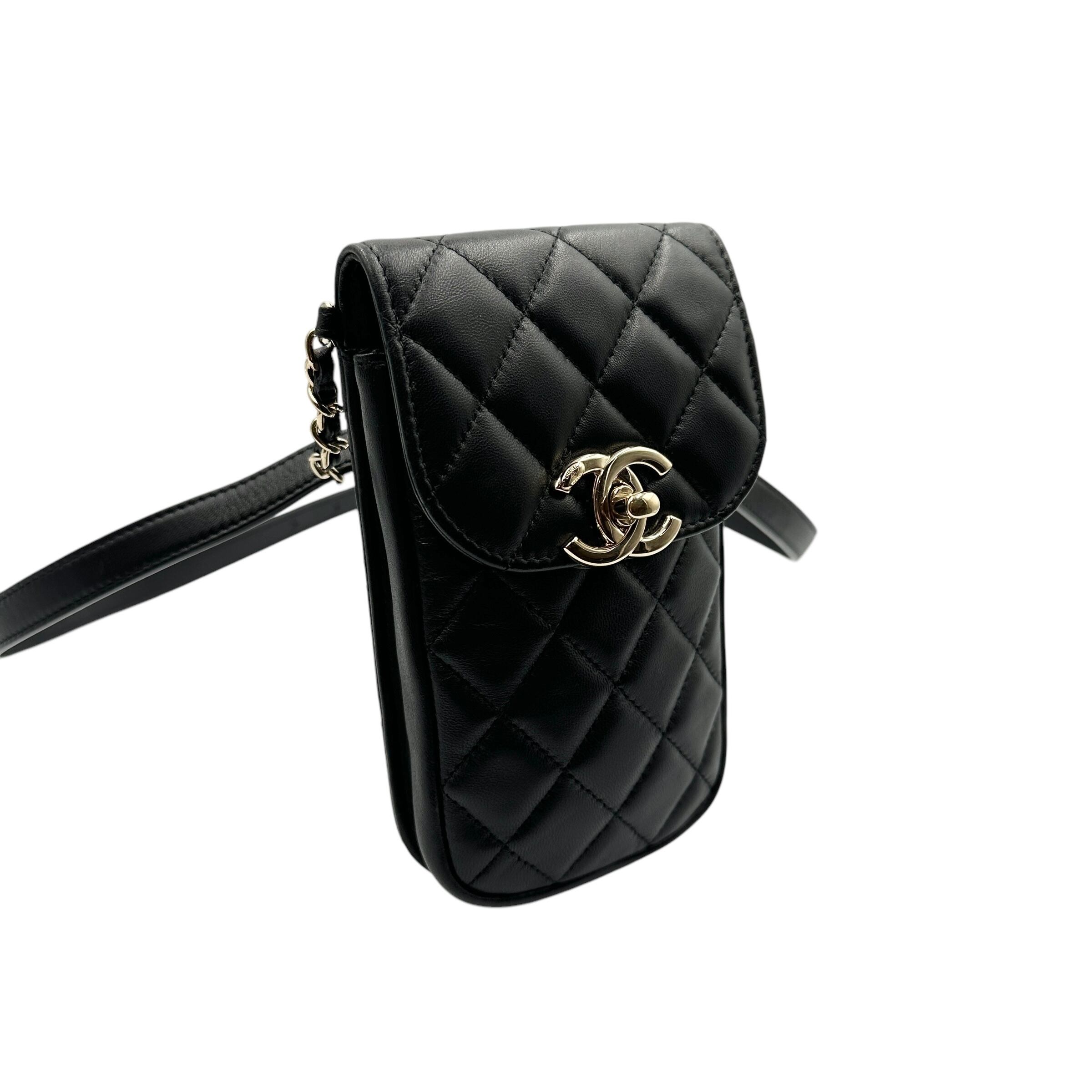 美品 CHANEL 黒 エナメル スマホショルダーバッ 【公式通販】