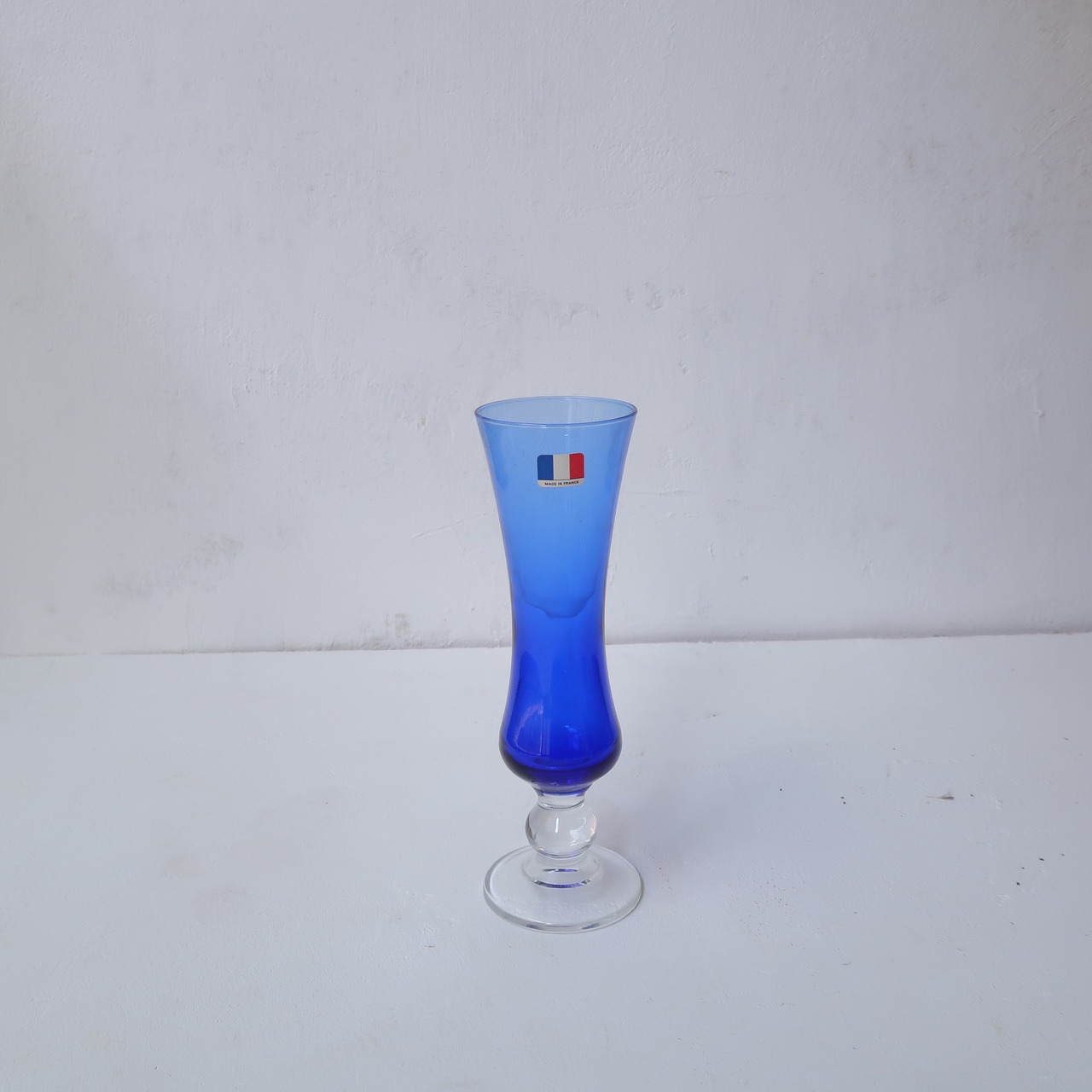 品のよいブルーの花瓶