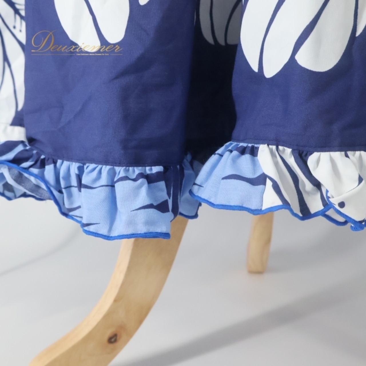 フラダンス 衣装 ワンピース ドレス ブルー系 ハワイアンプリント アロハ フラ ダンス レッスン 練習 フリル かわいい おしゃれ 華やか 鮮やか 上品 大人っぽい 植物柄 花柄 ホワイト系 ネイビー系 青 白 紺 カジュアル 夏用 きれいめ