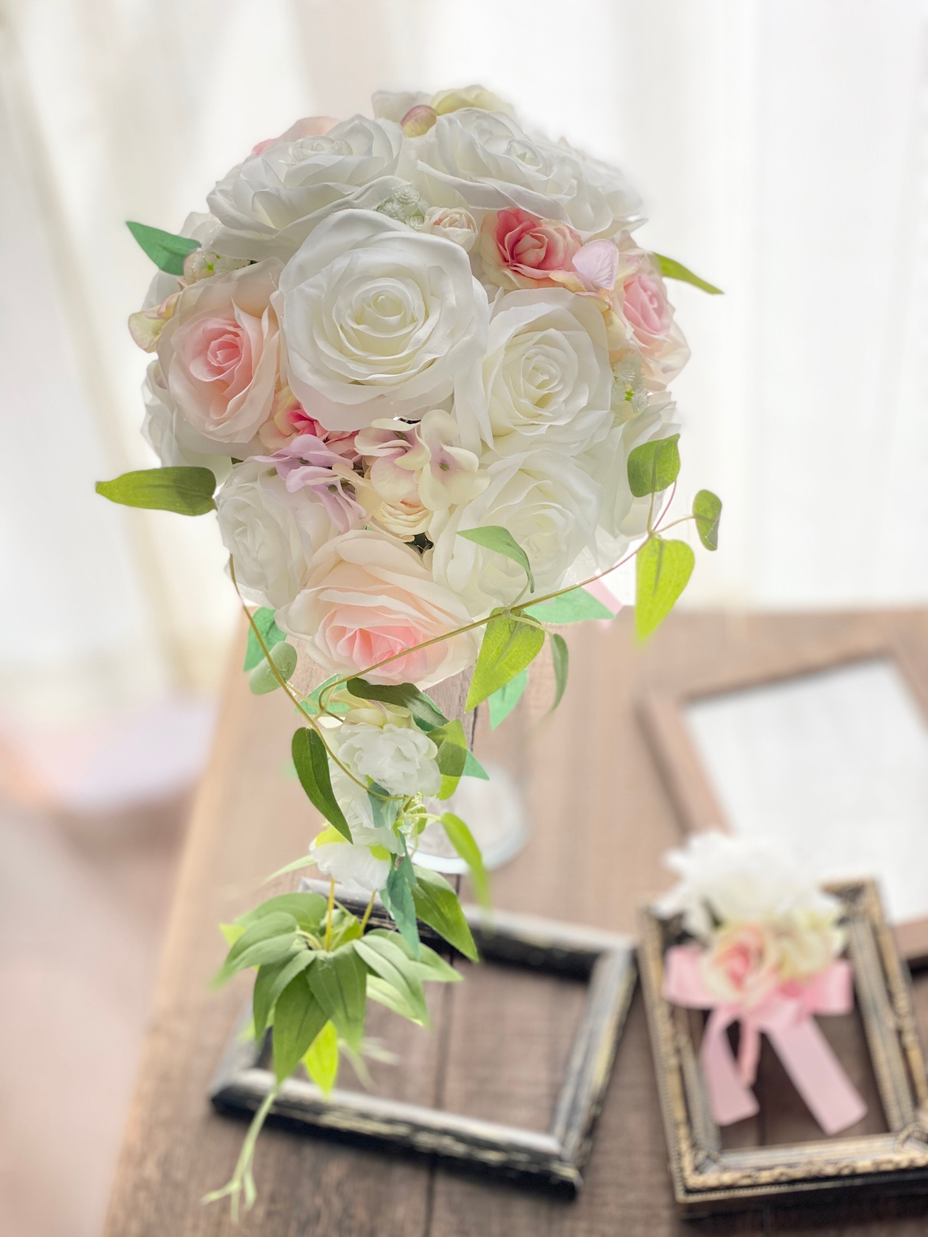 白バラ ピンク 淡い紫キャスケードブーケ Houkiboshi