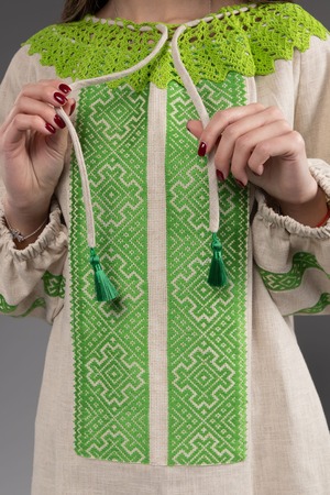 ウクライナ刺繍ヴィシヴァンカ　手刺繍　平行縫い　麻　レディース・フリーサイズ