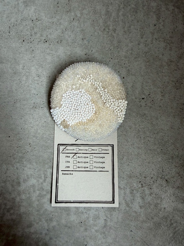装身具「SmiLe」　№34  antiquebeadsブローチ・丸・Φ5