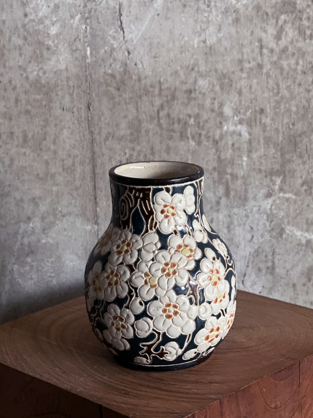 グレー 陶器 花瓶 葉とブドウの彫刻