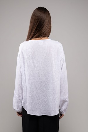 ウクライナ刺繍ヴィシヴァンカ グラージュ・ニジンカ（平行縫い）　シルク手刺繍　ブラウス　麻　レディース・フリーサイズ