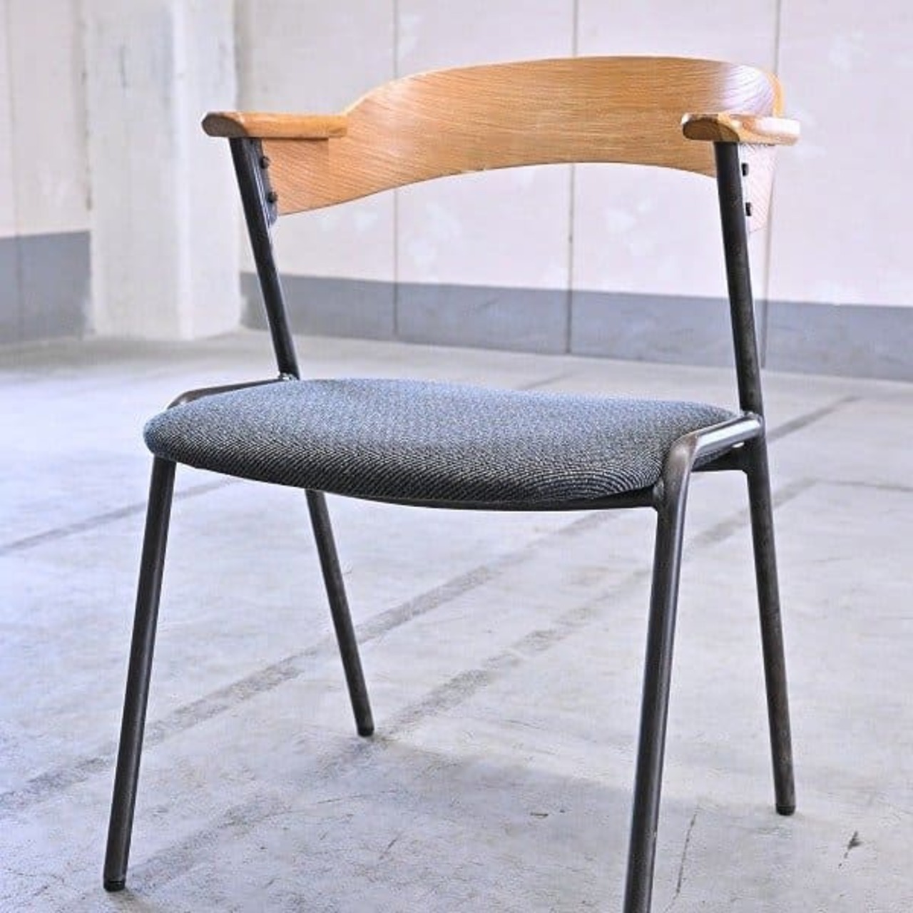 アデペシュ 7万「ダニス」ショートアームチェア インダストリアル オーク材 リビング ダイニング 無機質 ビンテージテイスト【中古家具/中古インテリア/USED家具ユーズド家具/リサイクル】