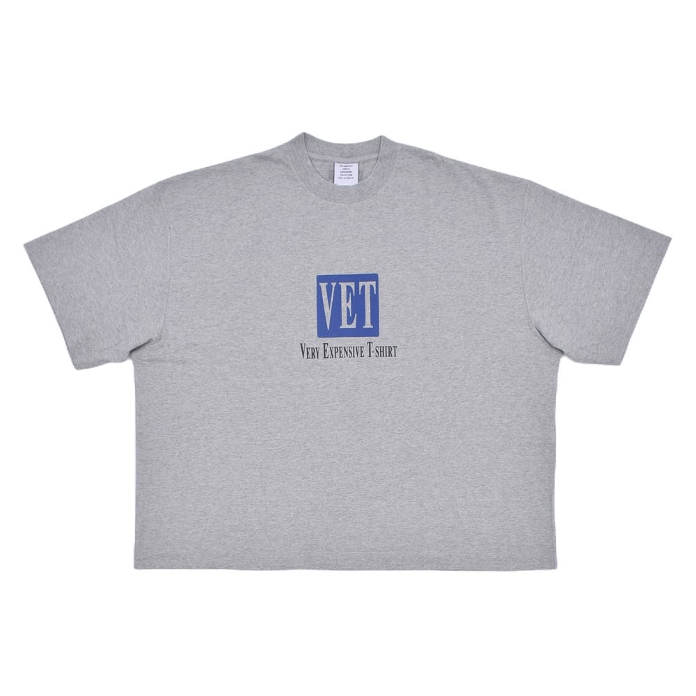 【関税込み】VETEMENTS グレー VET クロップド ボクシー Tシャツ VETEMENTS】VET CROPPED CROPPED BOXY T-SHIRT | AYIN