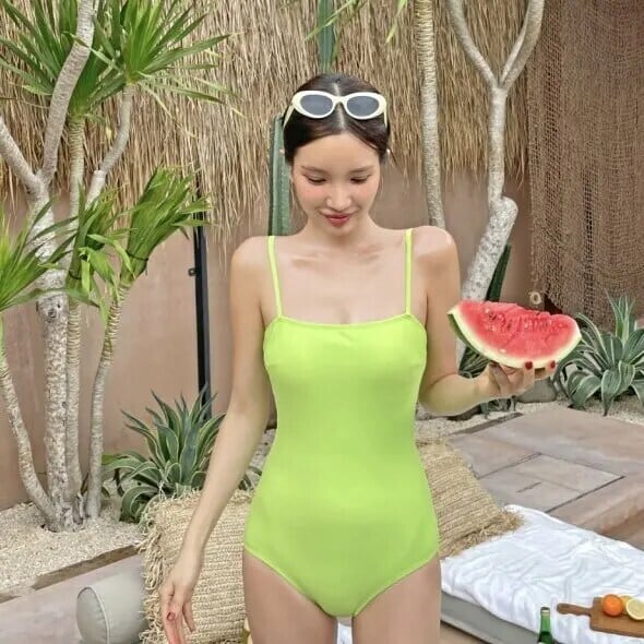 ホワイトワンピース水着女性水着スタイルおなかコントロールビーチ