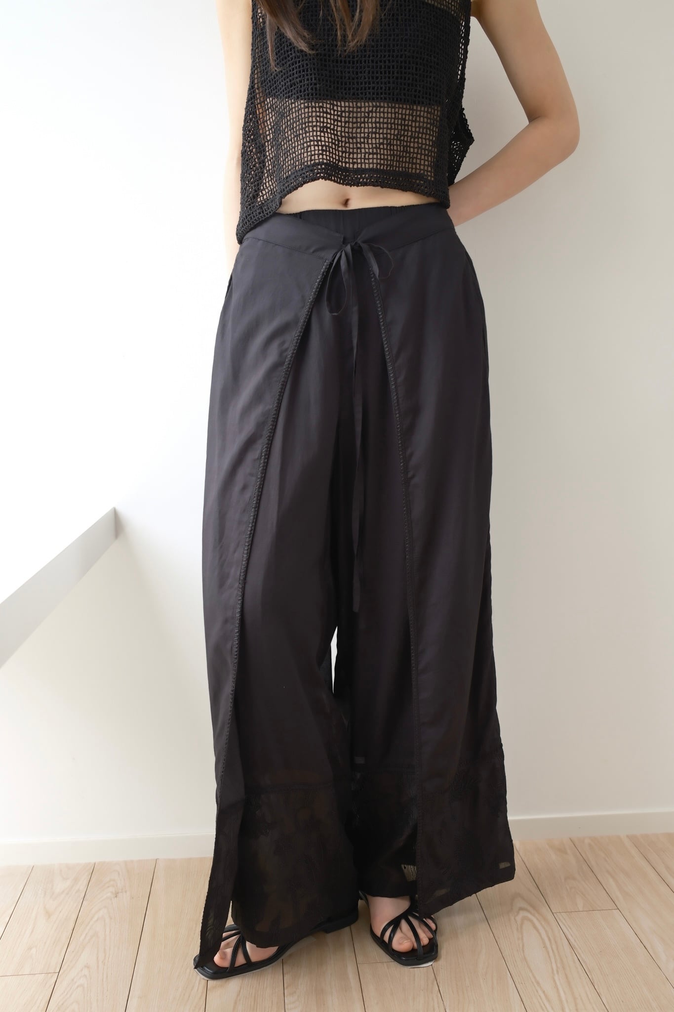HEM-EMBROIDERED WRAP PANTS ヘムエンブロイダリー ラップ パンツ Black