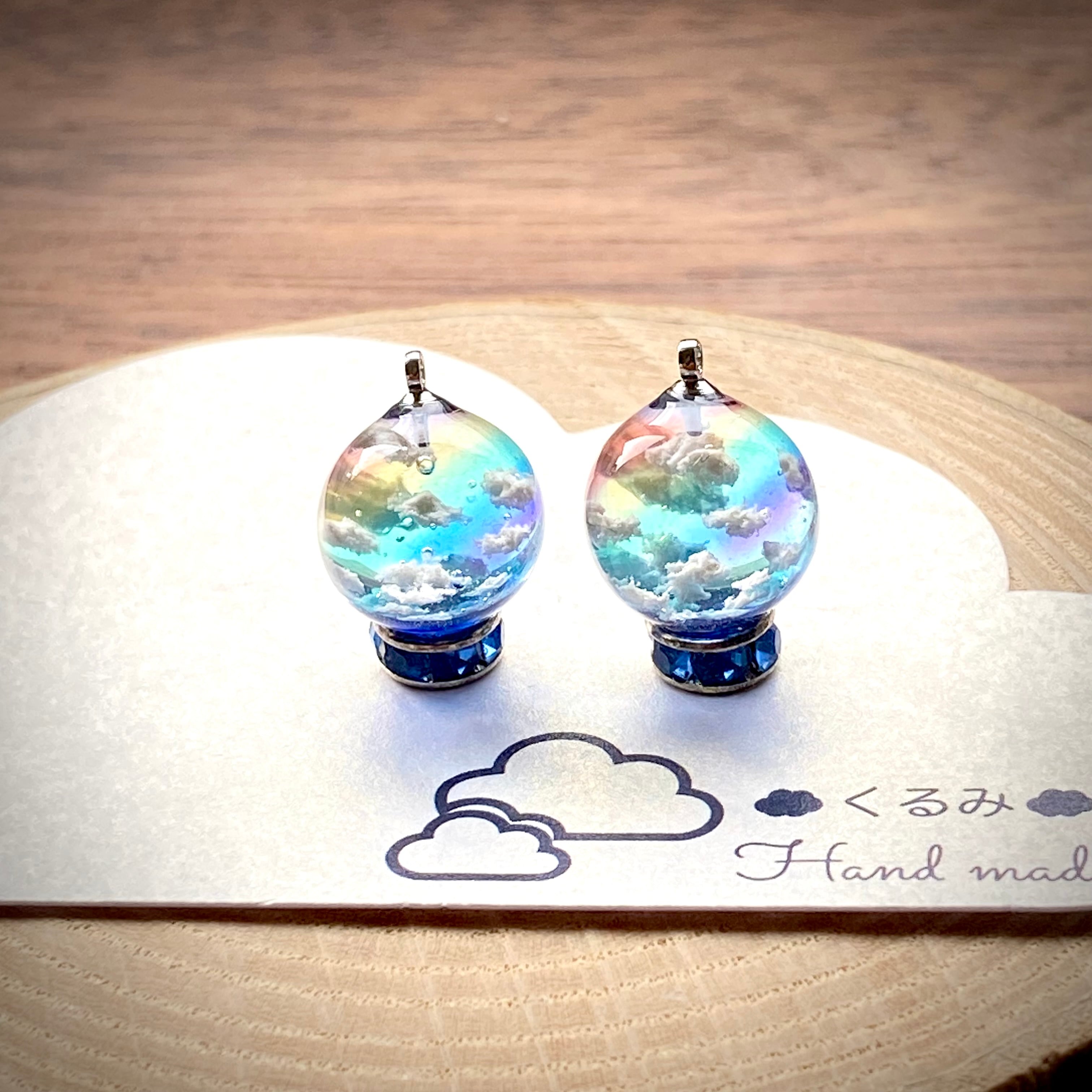 レジンピアス イヤリング 青空にかかる虹 まん丸 12mm b