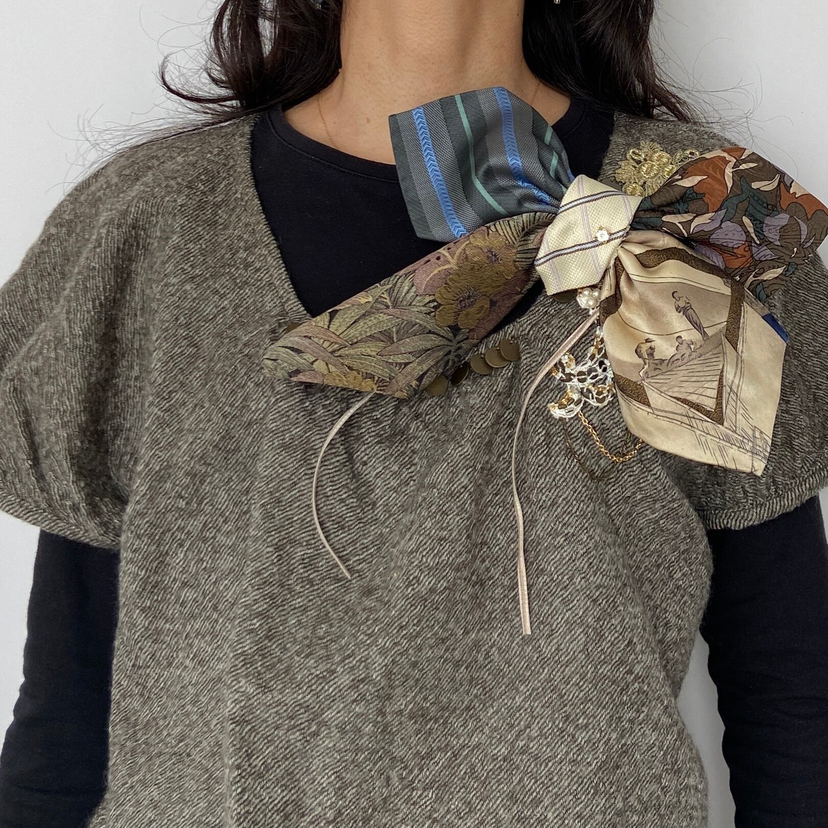 ネクタイリメイクコサージュ*ベージュ系 1点もの