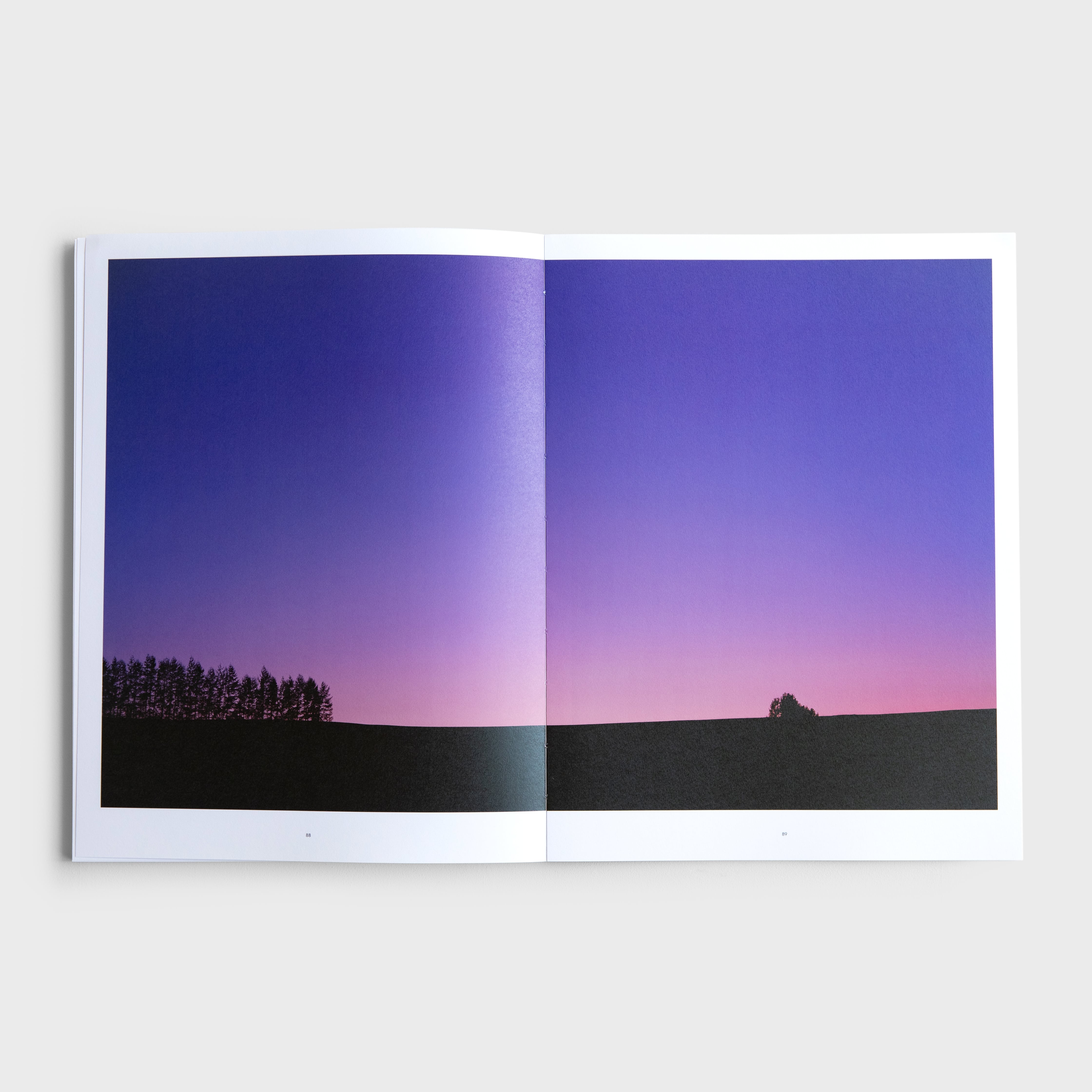 書籍『HILL TO HILL』写真：前田真三 編集・装丁：前田景 | ブルー