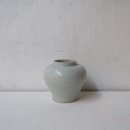 青みがかった花瓶