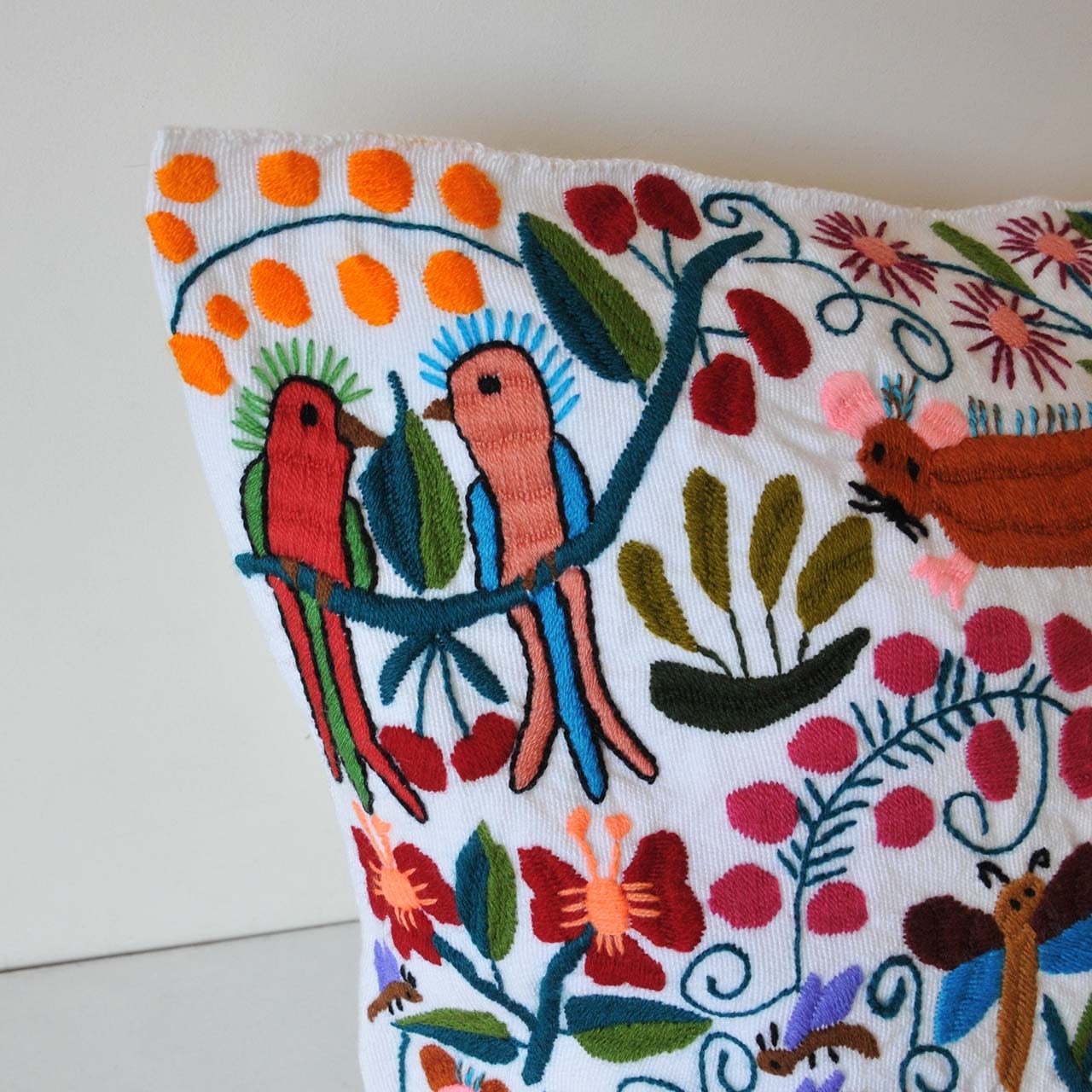 メキシコの手作りの刺繍 手織機で織られた手作りクッションカバー