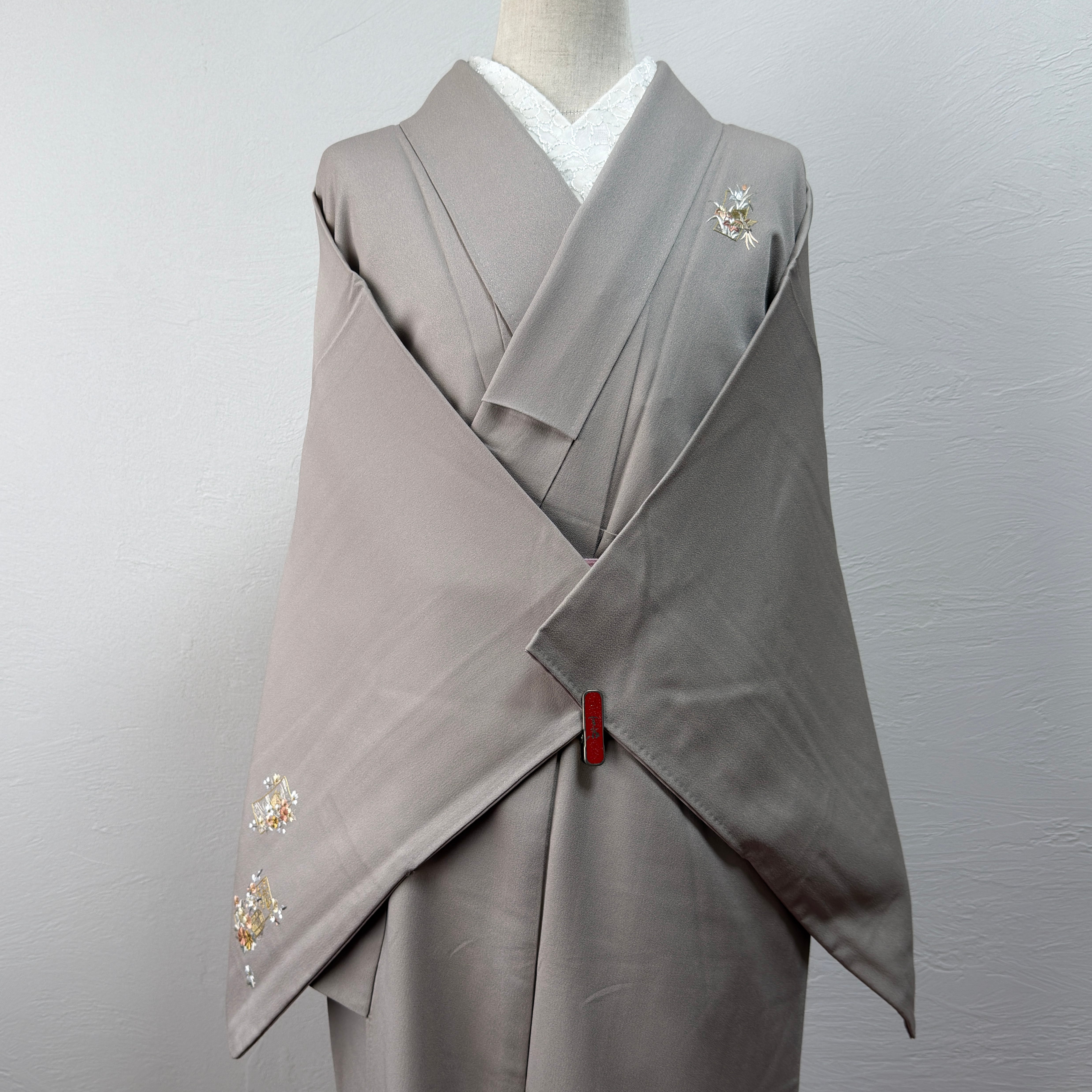 付け下げ サーモンピンク 花柄｜綸子 華やかカジュアル着物 汚れあり
