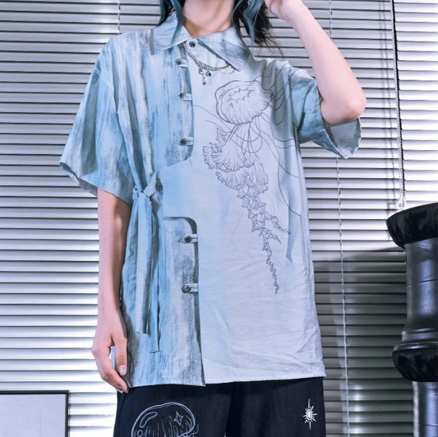 アシンメトリートップス レディース トップス シャツ 半袖 襟付き オーバーサイズ  アシンメトリー 前開き かわいい 上品 おしゃれ レトロ アジアン エスニック エキゾチック ラフ 個性的 クール 存在感 ラブリー キュート 春 夏 秋 ロングシーズン デート お出かけ イベント 旅行 公園 女子会 休日 ショッピング コンサート ライブ お花見 カフェ フェス 韓国 オルチャン コーデ 楽ちん プレゼント プチプラ インスタ映え M L XL 大きいサイズ ゆったり ゆる ブルー 大人カラー