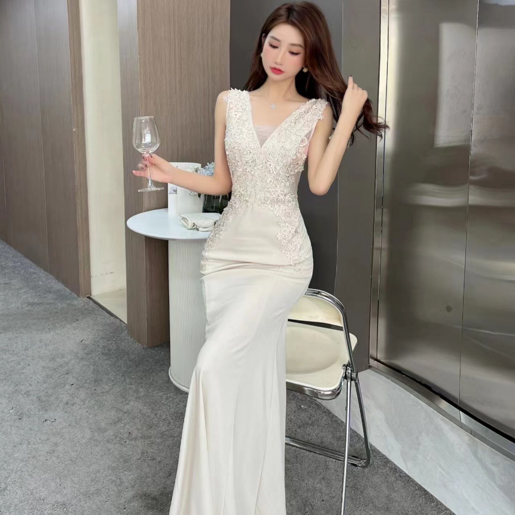【新作】【送料無料】 ディープ v イブニングドレス女性のための 2024 新しいスタイルハイエンド気質ライト高級ニッチハイエンドフィッシュテール花嫁乾杯ドレス 7675 0148548607937