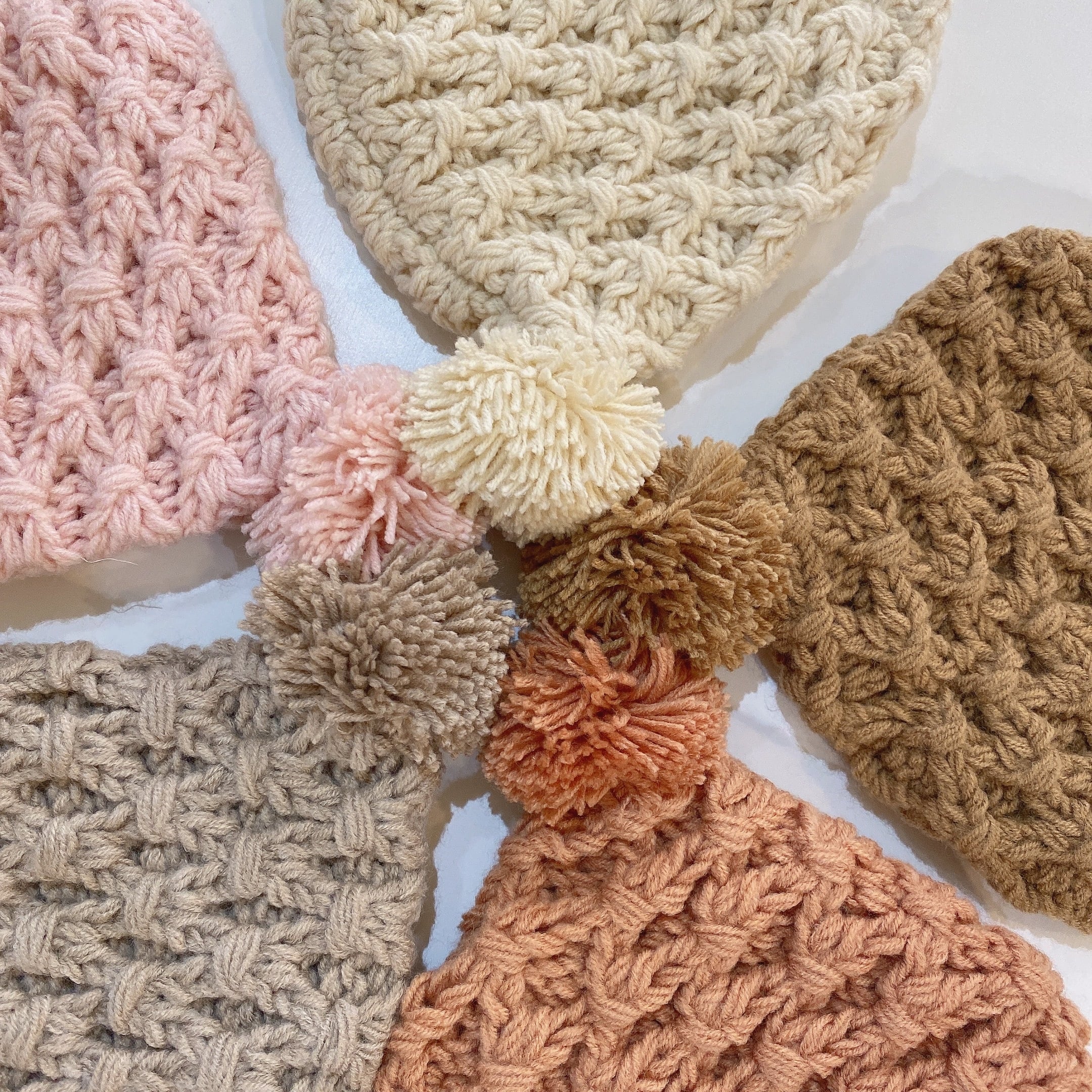 ぽんぽん付きニットボンネット