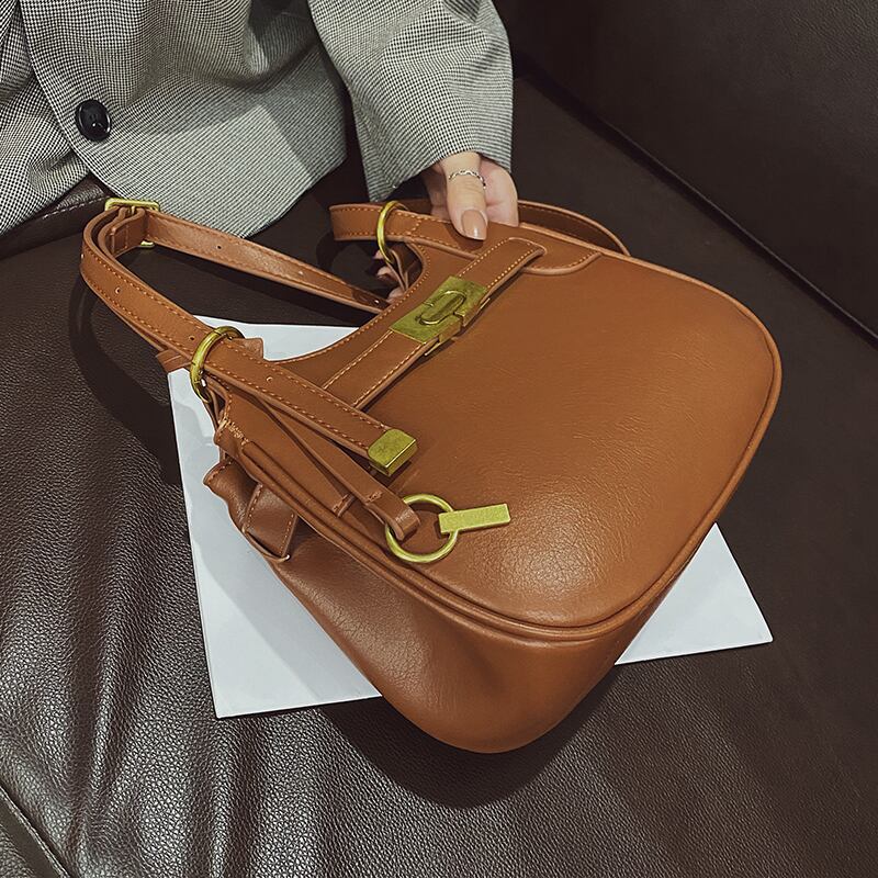 オータムウィンターレッドショルダーバッグ 秋物 冬物 メッセンジャーバッグ 手作りハンドバック98069421530