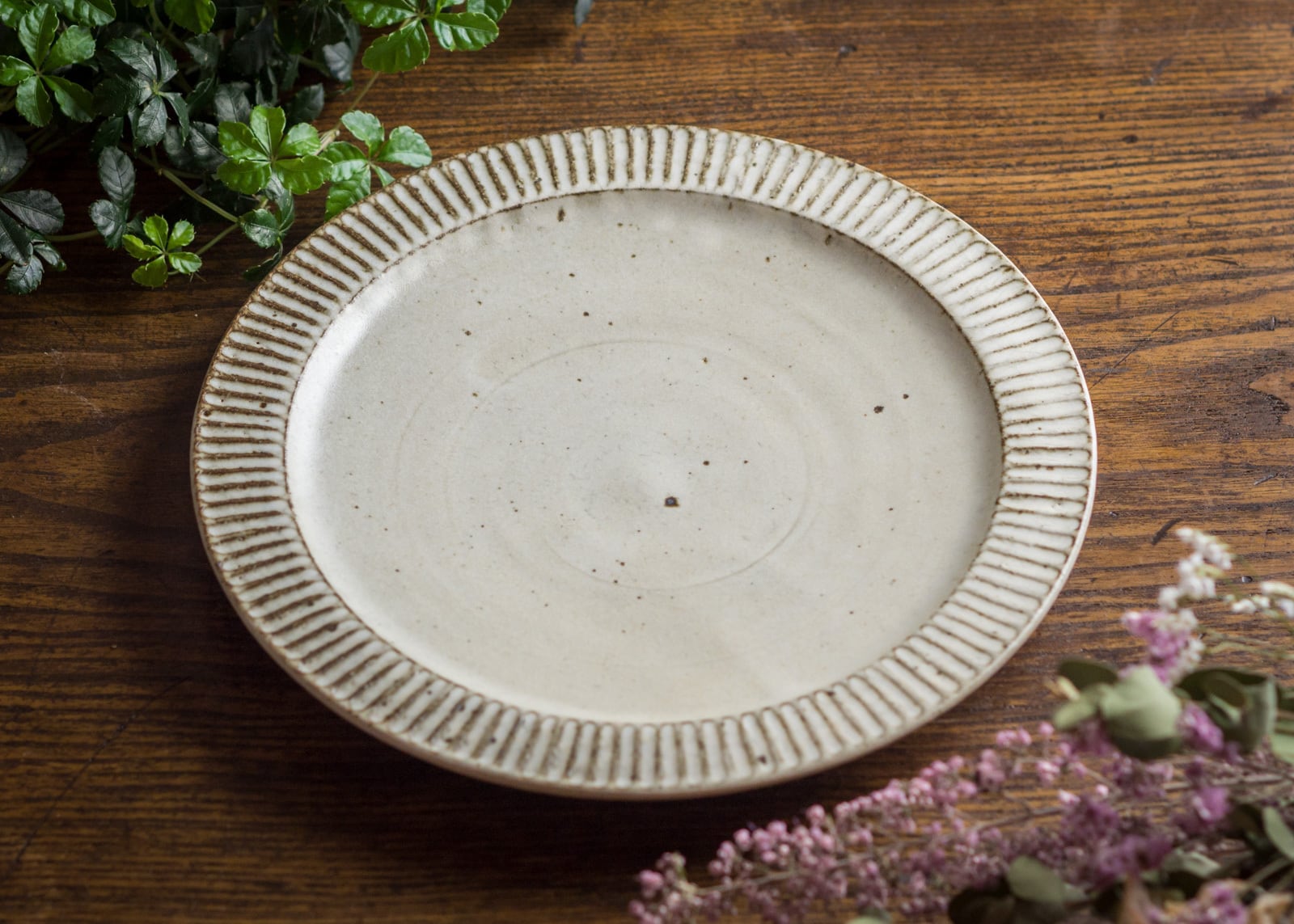 白マット釉 しのぎ 8寸プレート(粉引き・大皿・ディナープレート)/くるり窯