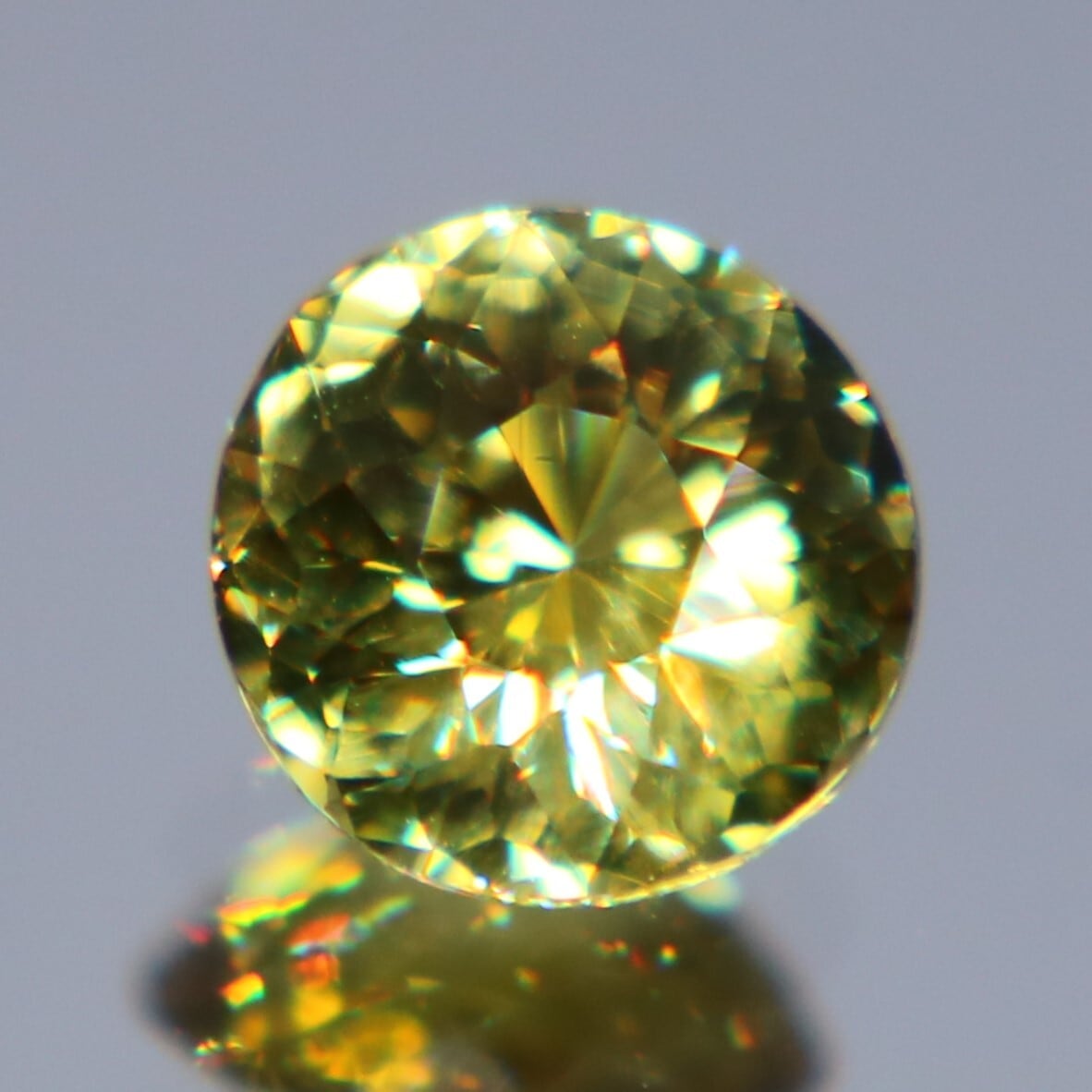 バナジウムグロッシュラーガーネット ルース 1.51ct 希産 UVで強い赤の蛍光色が特徴 ケニア産 瑞浪鉱物展示館 5398 バナジウムグロッシュラーガーネット ルース 1.51ct 希産 UVで強い赤の