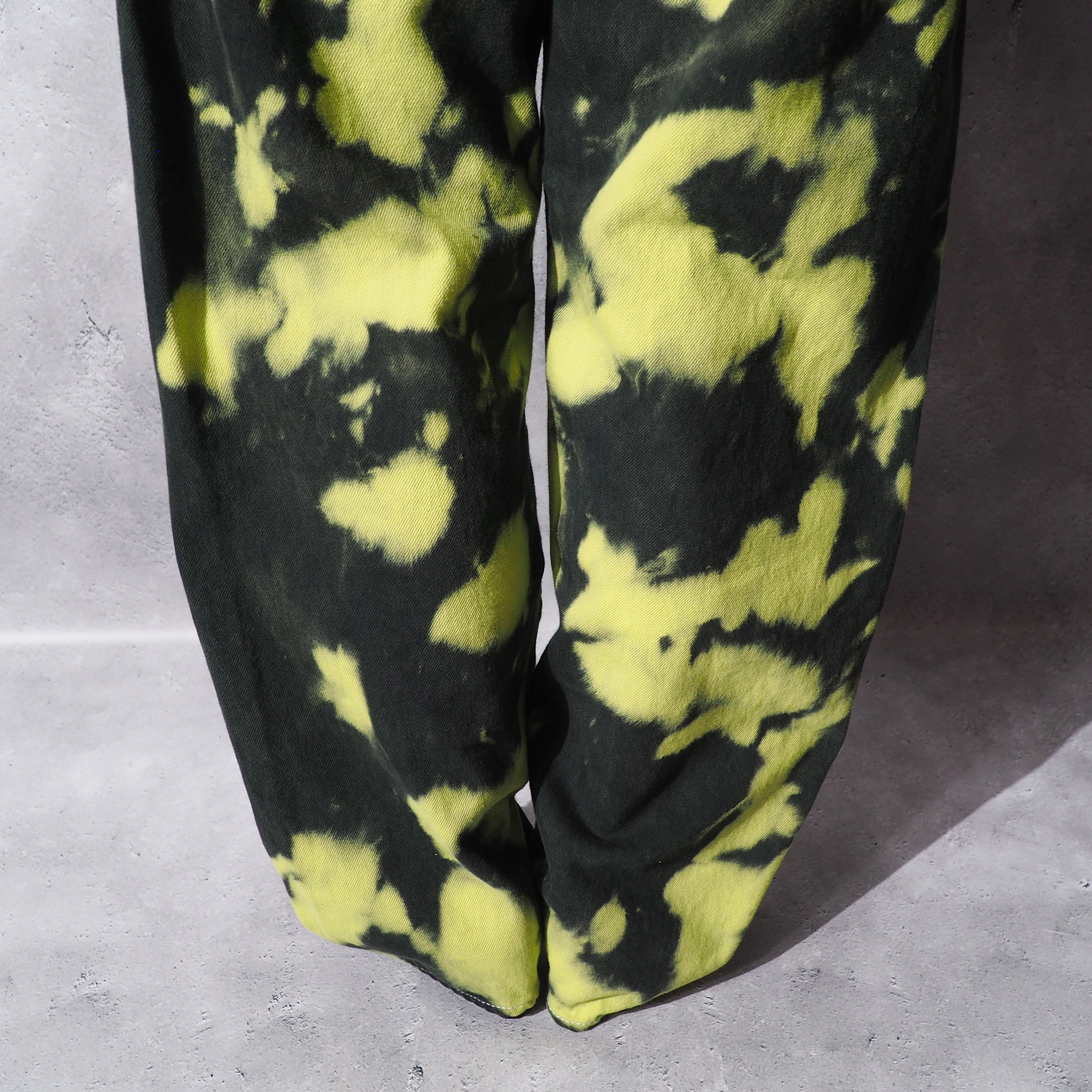 Neon poison color bleach dyed straight pants (John Bull)