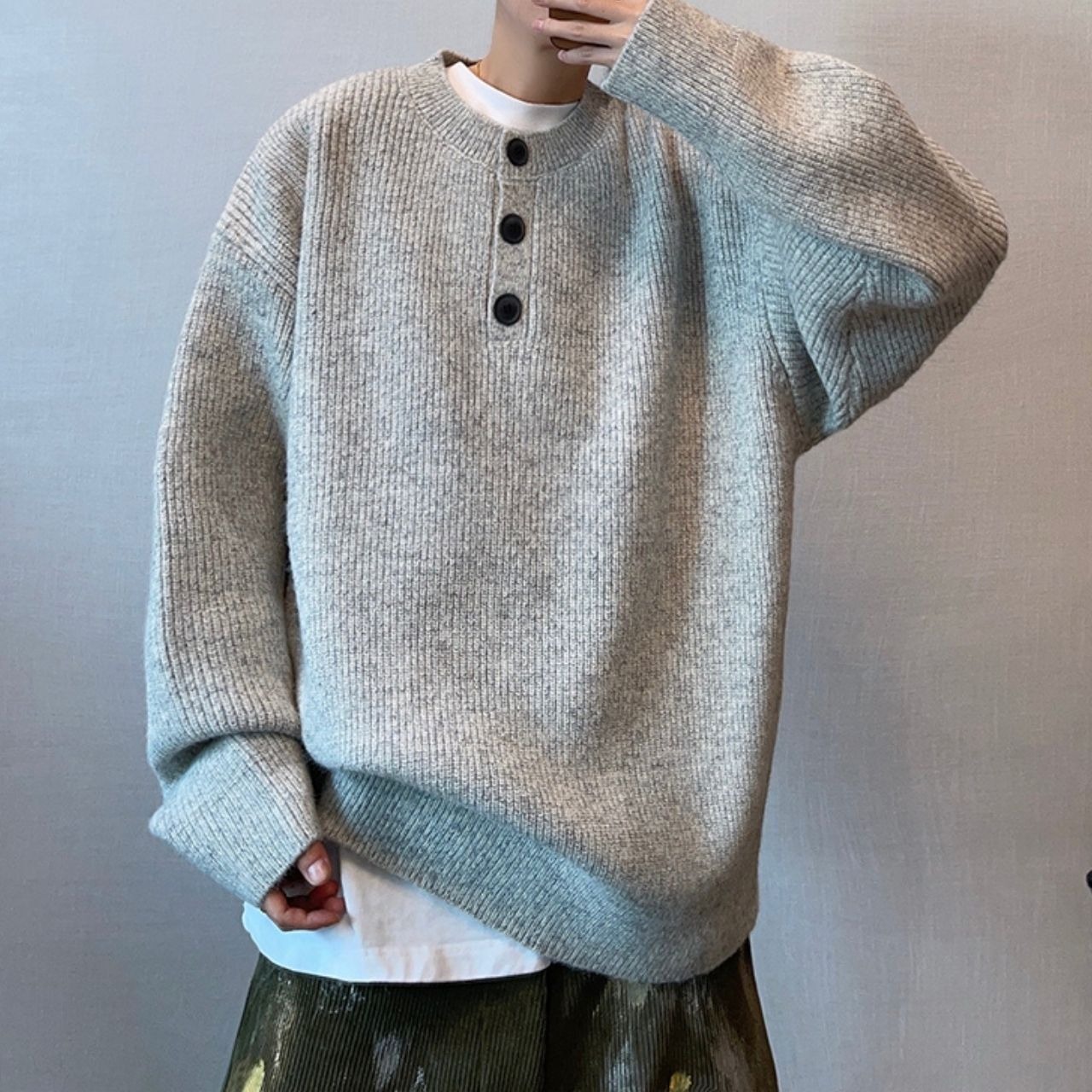 ヘンリーカラーボタンラウンドネックニット　1037